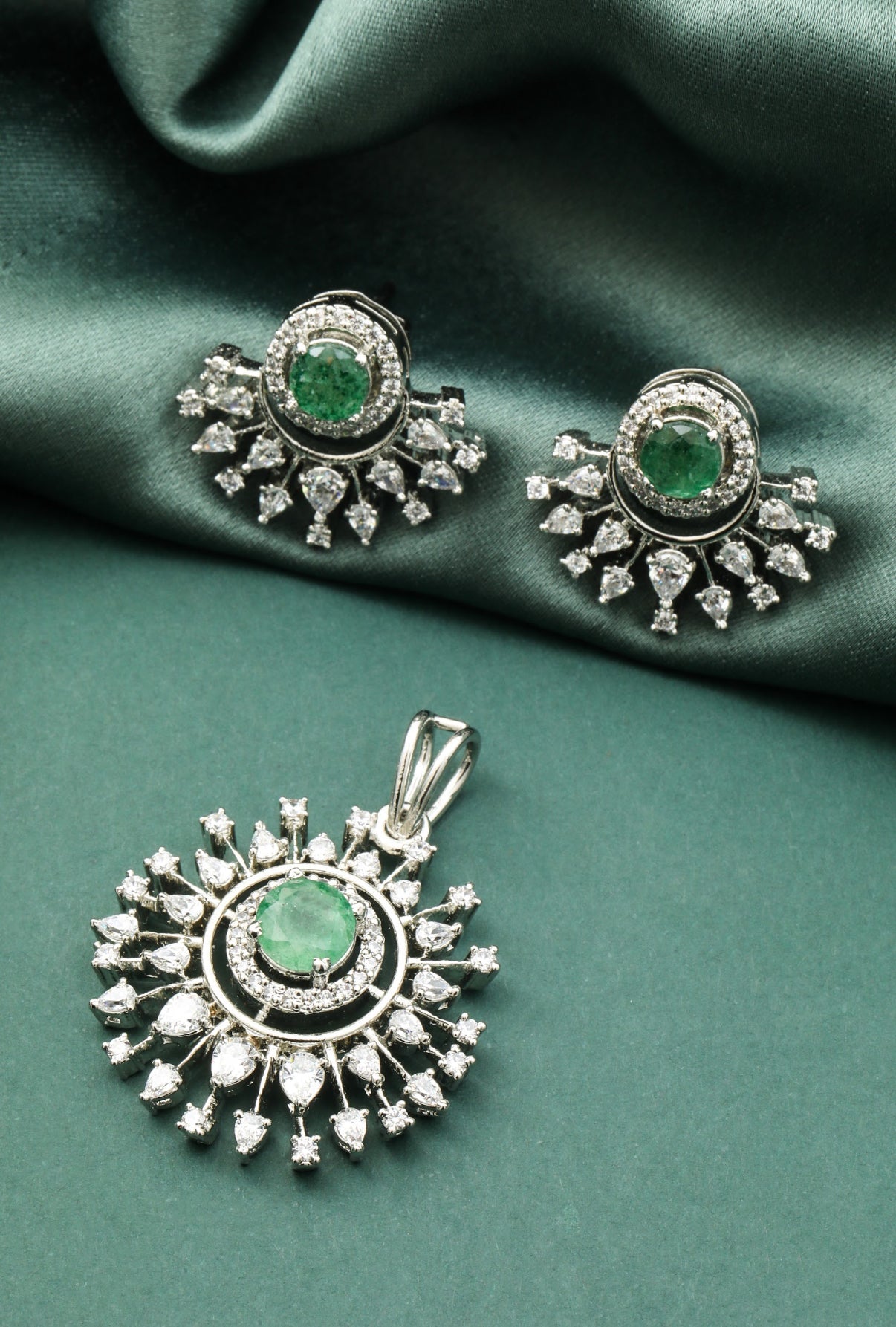 Emerald pendant set